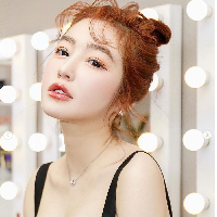 Kini selain sebagai model, Elly Tran juga mengembangkan bisnis kosmetik. Dia kerap mempromosikan merek kosmetiknya di media sosial khususnya TikTok. Foto: Getty Images