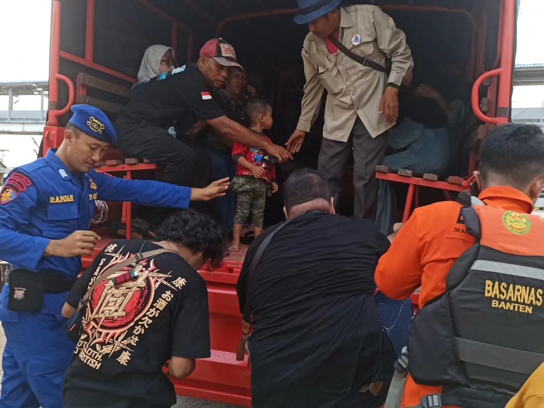 Evakuasi Penumpang KMP Royce 1