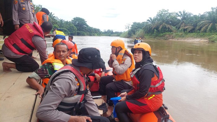 Foto: Tim gabungan melakukan pencarian terhadap Riati. (Istimewa)