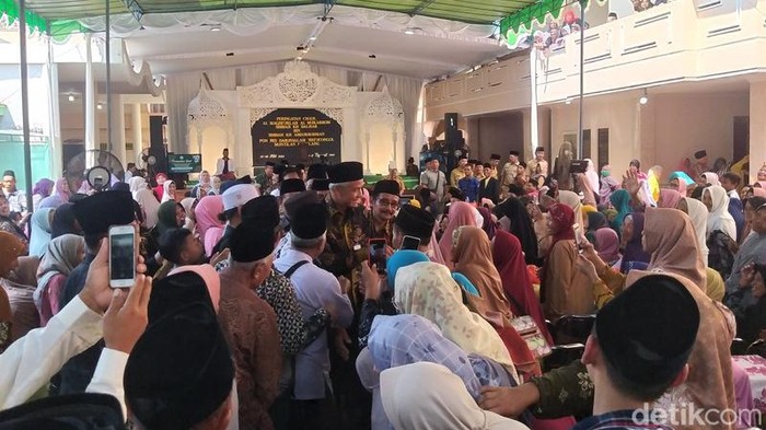 Ganjar Pranowo saat menghadiri haul KH Nahrowi Dalhar di Ponpes Darussalam Watucongol, Gunungpring, Muntilan, Kabupaten Magelang, Senin (8/5/2023).