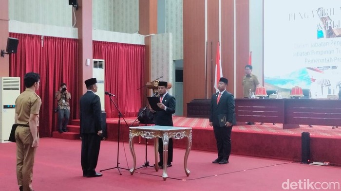 Gubernur Sulsel Andi Sudirman Sulaiman melantik 13 pejabat eselon II Pemprov Sulsel.