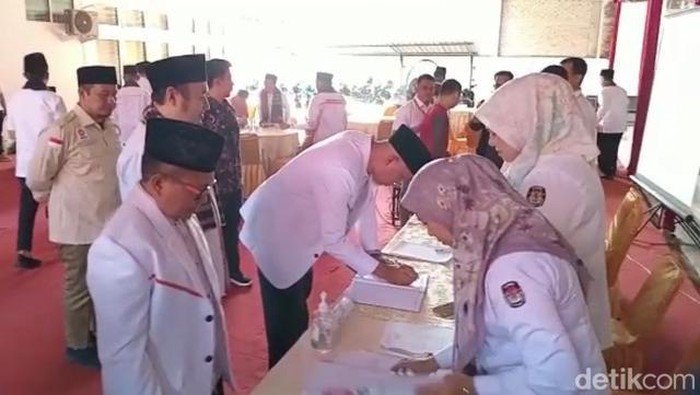 Gubernur Sumbar Mahyeldi saat mendaftar caleg PKS.