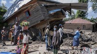 Korban tewas akibat banjir di Kongo timur hampir dua kali lipat, mencapai hampir 400 orang pada hari Minggu, menurut seorang pejabat setempat. Kerusakan akibat banjir menghambat upaya bantuan, dengan dua jalan utama tidak dapat dilalui.
