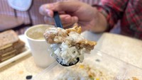 Seporsi chicken chopnya berisi butter rice, telur mata sapi dan potongan ayam goreng berbalut tepung. Tak lupa saus pelengkap sesuai pesanan pelanggan. Foto: detikcom