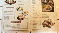 Menu-menu yang ditawrakan di sini begitu lengkap. Ada hidangan khas Singapura, Malaysia hingga Indonesia yang dapat dipesan dan mengatasi lapar. Foto: detikcom