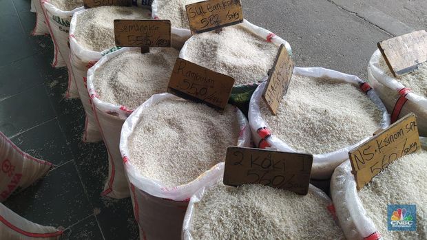 Harga beras hari ini (Senin, 8/5/2023) di Pasar Induk Beras Cipinang (PIBC) Jakarta Timur terpantau masih stabil tinggi, yaitu Rp 10.500-11.000 per kg untuk beras medium.  (CNBC Indonesia/ Martyasari Rizky)