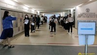 Para peserta UTBK sudah tampak berada di area kampus beberapa jam sebelum ujian dimulai, dengan alasan agar memiliki waktu memastikan ruangan dan tidak terlambat. Hal serupa juga terjadi pada lokasi ujian di Kampus Salemba, Jakarta, mengingat traffic lalu-lintas yang cenderung padat pada Senin pagi.  Foto: (Dok Universitas Indonesia)
