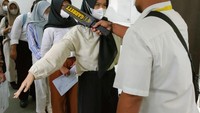 Sebelum peserta memasuki ruangan, panitia melakukan pemeriksaan dengan menggunakan metal detector untuk memastikan seluruh peserta mengikuti tata tertib yang berlaku. Foto: (Dok Universitas Indonesia)