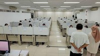 Salah seorang Penanggung Jawab Lapangan (PJL) di Gedung RIK UI, Rina Rahmawati, MFarm, Apt, mengatakan bahwa panitia telah menyiapkan lima ruang laboratorium dan 290 unit komputer yang tersebar di Gedung RIK UI. Foto: (Dok Universitas Indonesia)