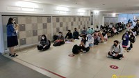 3.854 Peserta itu terdiri dari 3.122 peserta yang mengikuti ujian di kampus UI Depok, Jawa Barat dan 732 peserta yang mengikuti ujian di kampus UI Salemba. Sebelum para peserta memasuki ruang ujian, panitia pelaksana memberikan pengarahan tata-tertib dan syarat memasuki ruang ujian. Foto: (Dok Universitas Indonesia)