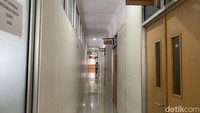 Para peserta melakukan ujian di laboratorium fakultas dan digital library dengan kapasitas setiap sesinya yaitu sekitar 1.223 peserta. Foto: (Martha Grattia/detikEdu)
