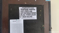Sebelum memasuki ruangan, peserta akan dicek dengan metal detektor. Tak hanya itu, untuk keamanan yang maksimal peserta hanya membawa satu buah pulpen dan berkas yang diperlukan seperti, kartu peserta ujian, kartu tanda pengenal/KTP/SIM/Paspor, SKL asli/fotokopi legalisir. Foto: (Martha Grattia/detikEdu)