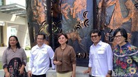 Prof dr Ova Emilia, M Med Ed, SpOG(K), PhD, selaku rektor UGM (tengah). Prof Ova meninjau UTBK-SNBT bersama Wakil Rektor Bidang Pendidikan dan Pengajaran Prof Dr Wening Udasmoro, SS, MHum, DEA (paling kiri), Dekan Fakultas Kedokteran, Kesehatan Masyarakat, dan Keperawatan (FK-KMK) UGMYodi Mahendradhata, MSc, PhD, FRSPH (kedua dari kiri), Wakil Rektor Bidang Kemahasiswaan, Pengabdian kepada Masyarakat, dan Alumni Dr Arie Sujito, S Sos, MSi (kedua dari kanan), dan Direktur Pendidikan dan Pengajaran UGM Prof dr Gandes Retno Rahayu, MMedEd, PhD (paling kanan). Foto: (Martha Grattia/detikEdu)