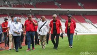 Hasto yang mengenakan rompi berwarna merah tampak didampingi oleh Panitia Bulan Bung Karno 2023 Samuel Wattimena dan Aria Bima.  Hadir juga pengelola dari GBK seperti Lestari, Kepala Divisi Pemasaran PPK GBK.