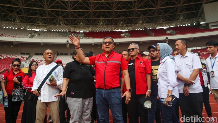 Hasto Cek Kesiapan GBK Jelang Puncak Bulan Bung Karno 2023 Sekjen PDIP Hasto Kristiyanto mendatangi Stadion GBK, Jakarta, guna meninjau persiapan dalam menyambut Bulan Bung Karno pada 24 Juni 2023 mendatang.