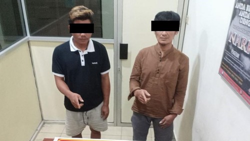 Honorer Damkar Lombok Barat ditangkap saat asyik menggunakan sabu di Desa Kuripan Selatan, Kuripan, Sabtu (6/5/2023).