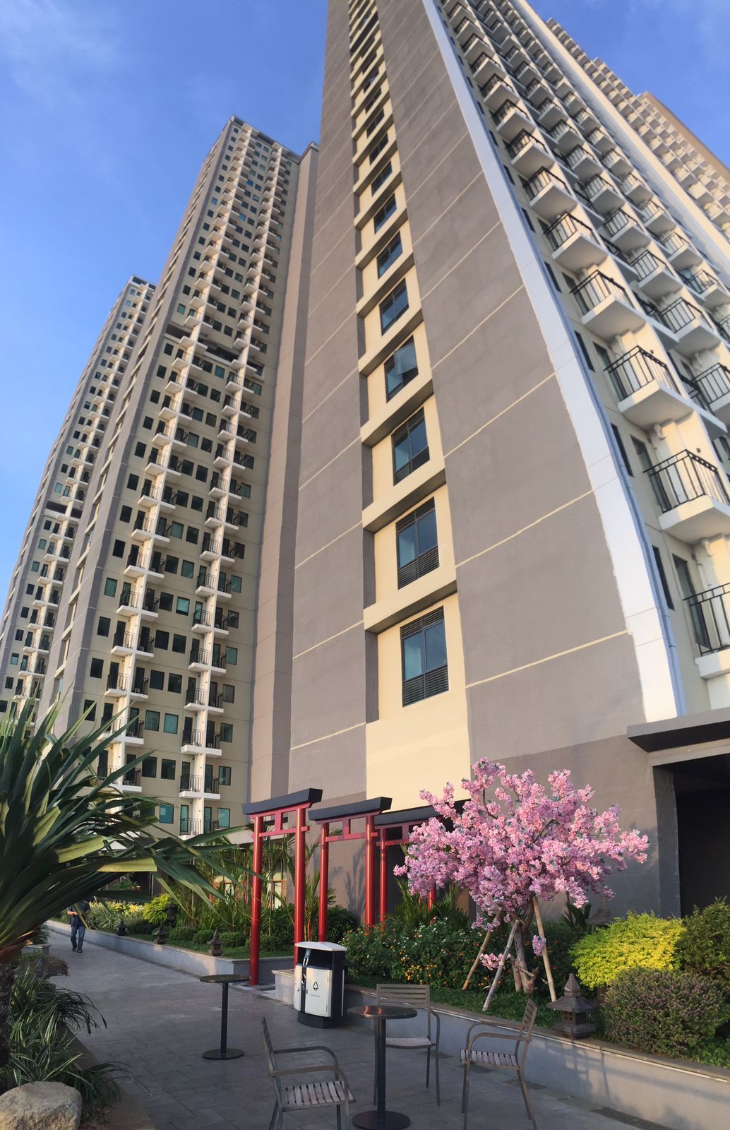 Hotel Osaka di kawasan PIK 2 ini memiliki ornamen ala Jepang. Untuk hotelnya, khusus mulai lantai 28 sampai 32. Total ada 175 kamar yang bisa disewa.