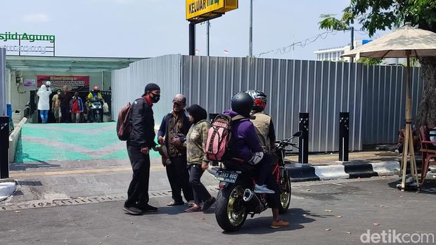 Sejumlah warga yang datang ke Masjid Kauman Semarang untuk pengobatan Ida Dayak kecewa karena informasi palsu, Senin (8/5/2023).