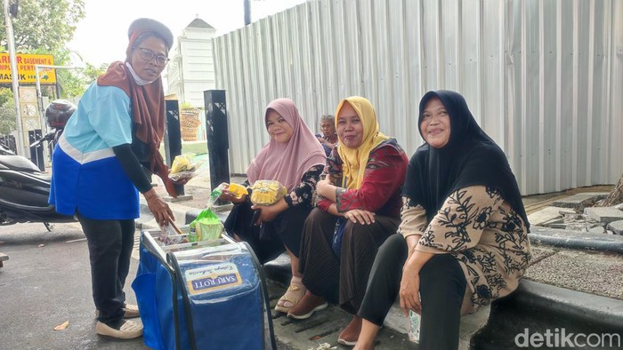 Sejumlah warga yang datang ke Masjid Kauman Semarang untuk pengobatan Ida Dayak kecewa karena informasi palsu, Senin (8/5/2023).