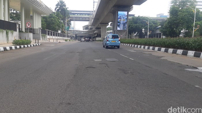 Jalan berlubang di depan kantor Kejagung RI, Jakarta, 8 Mei 2023, pagi. (Danu Damarjati/detikcom)
