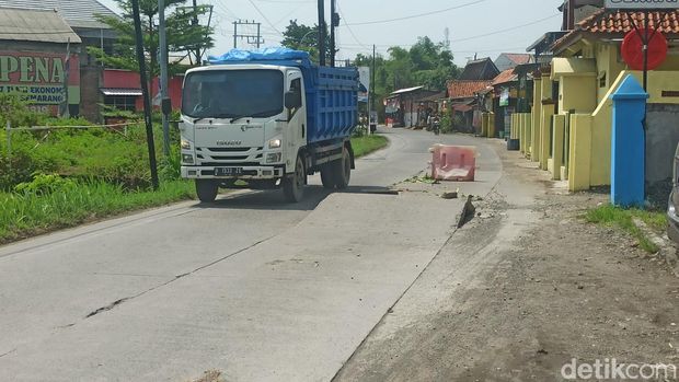 Jalan beton alternatif Demak-Semarang rusak, Senin (8/5/2023).