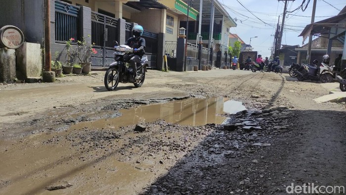 Jalan rusak di Desa Gemurung, Gedangan, Sidoarjo yang pernah buat emak-emak patah tulang