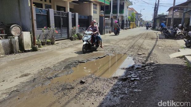 Jalan rusak di Desa Gemurung, Gedangan, Sidoarjo yang pernah buat emak-emak patah tulang