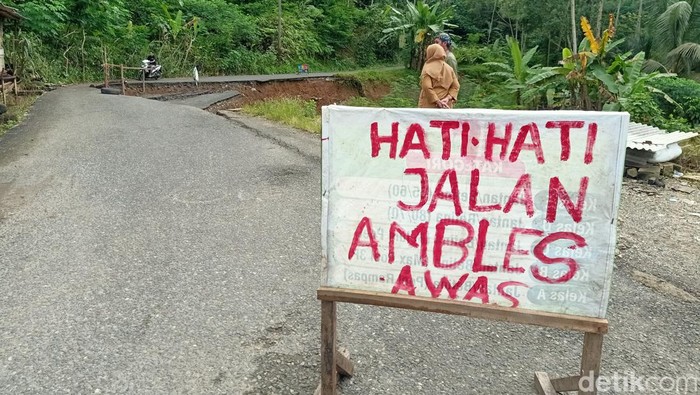Jalur alternatif Banjarnegara-Kebumen via Pesangkalan ambles di Desa Pagedongan, Kecamatan Pagedongan, Banjarnegara. Foto diambil Senin (8/5/2023).