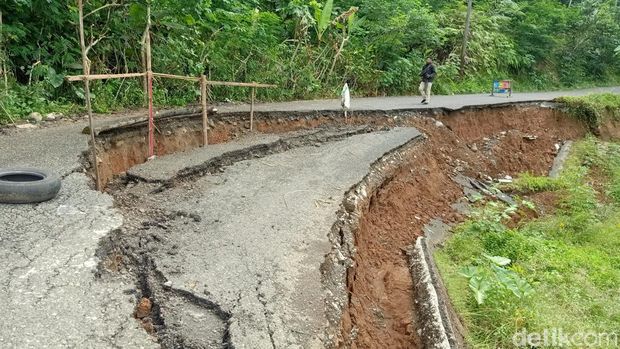 Jalur alternatif Banjarnegara-Kebumen via Pesangkalan ambles di Desa Pagedongan, Kecamatan Pagedongan, Banjarnegara. Foto diambil Senin (8/5/2023).