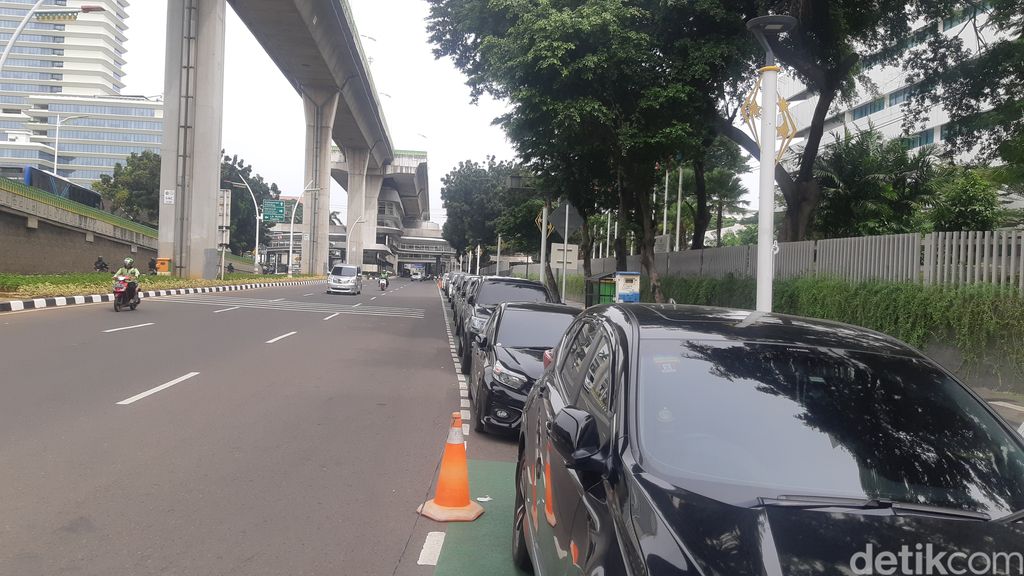 Jalur sepeda depan kantor Sekretariat ASEAN dipakai parkir mobil-mobil, Jaksel, 8 Mei 2023 pukul 10.00 WIB. (Danu Damarjati/detikcom)
