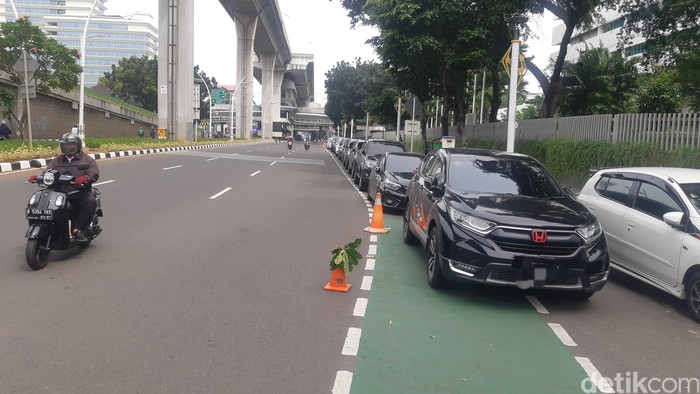 Jalur sepeda depan kantor Sekretariat ASEAN dipakai parkir mobil-mobil, Jaksel, 8 Mei 2023 pukul 10.00 WIB. (Danu Damarjati/detikcom)
