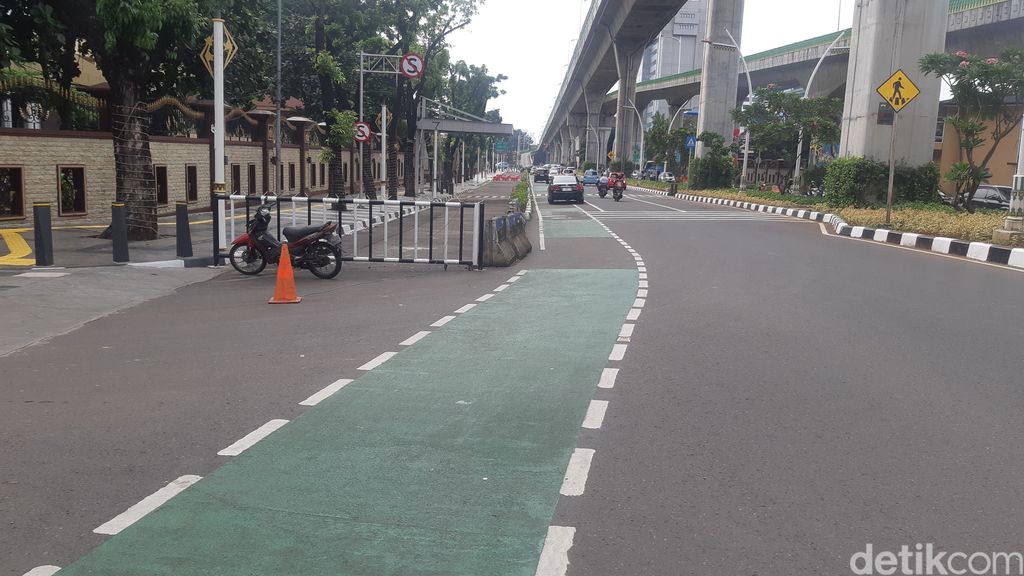 Jalur sepeda depan kantor Sekretariat ASEAN dipakai parkir mobil-mobil, Jaksel, 8 Mei 2023 pukul 10.00 WIB. (Danu Damarjati/detikcom)