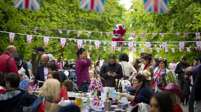Jamuan Makan Akbar Rayakan Penobatan Raja Charles III People talk and share food during the Big Lunch celebrations in London's Regent's Park, Sunday, May 7, 2023. Sunday, May 7, 2023. The Big Lunch is part of the weekend of celebrations for the Coronation of King Charles III. (AP Photo/Andreea Alexandru)