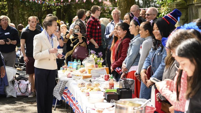 Jamuan Makan Akbar Rayakan Penobatan Raja Charles III Britain's Princess Anne, left, speaks to local residents as she attends a Coronation Big Lunch in Swindon, England, Sunday May 7, 2023. Thousands of people across the country are celebrating the Coronation Big Lunch on Sunday to mark the crowning of King Charles III and Queen Camilla. (Leon Neal/Pool via AP)