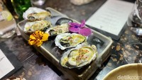 Pacific Oyster pun tak kalah menjadi favorit di sini. Ukurannya terbilang besar, segar padat dan tidak beraroma amis sama sekali. Foto: detikcom/Riska Fitria