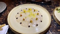 Sebagai menu pembuka ada Hokkaido Scallops yang diracik dengan air jeruk nipis, alpukat, telur salmon dan minyak jamur truffle putih. Foto: detikcom/Riska Fitria