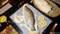 Hidangan utama ada fillet Sea Bass yang dimasak dengan teknik salt-baked. Ikan dipanggang dalam timbunan garam laut hingga lembut gurih dagingnya. Foto: detikcom/Riska Fitria