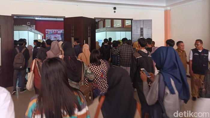 Ada 1.219 lowongan kerja (loker) yang tersedia dalam Job Fair 2023 Kota Blitar. Job fair tersebut digelar Dinas Koperasi UKM dan Tenaga Kerja Kota Blitar.