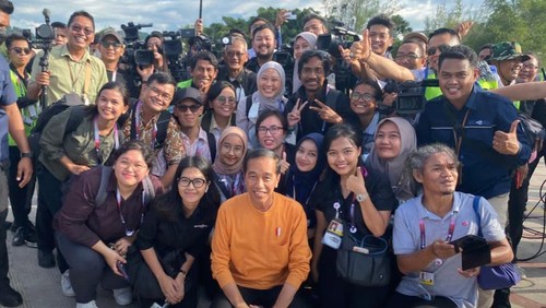 Presiden Jokowi berfoto bersama awak media di sela-sela kunjungan di Labuan Bajo, Senin (8/5/2023).