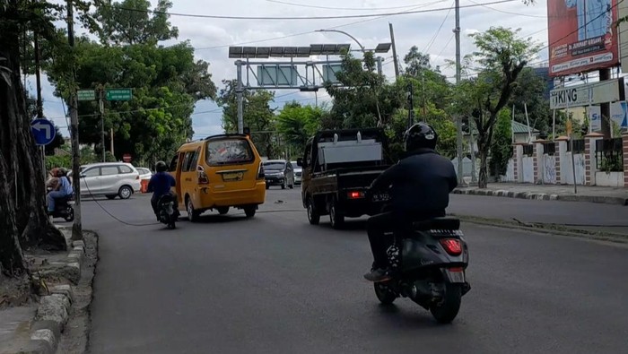 Kabel melintang di badan Jalan S Parman Medan. (Nizar Aldi/detikSumut)