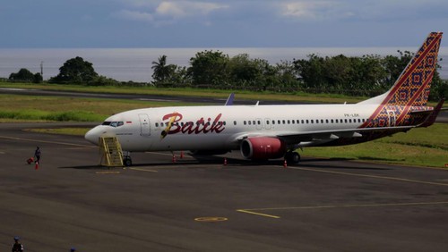 Pesawat Batik Air yang batal terbang terparkir di Bandara Sultan Babullah Ternate, Kota Ternate, Maluku Utara, Senin (8/5/2023). Pesawat Batik Air nomor penerbangan ID-6141  Boeing 737-800NG dengan registrasi PK-LBK rute Ternate-Jakarta yang dijadwalkan mengudara dari Bandara Sultan Babullah pukul 09.00 WIT Minggu (7/5/2023) terpaksa menunda penerbangan akibat mengalami keretakan pada kaca kokpit bagian luar sebelah kiri.ANTARA FOTO/Andri Saputra/rwa.