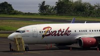 Pesawat Batik Air nomor penerbangan ID-6141 Boeing 737-800NG dengan registrasi PK-LBK rute Ternate-Jakarta yang dijadwalkan mengudara dari Bandara Sultan Babullah pukul 09.00 WIT Minggu (7/5/2023) terpaksa menunda penerbangan akibat mengalami keretakan pada kaca kokpit bagian luar sebelah kiri.