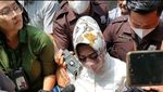 Gaya Kadinkes Lampung di KPK Tutupi Wajah dengan Majalah Tahun 2013