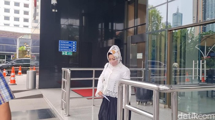 Kadinkes Lampung Reihana di KPK. (Yogi/detikcom)