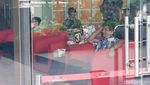 Gaya Kadinkes Lampung di KPK Tutupi Wajah dengan Majalah Tahun 2013