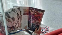 Ini isi majalah tahun 2013 yang digunakan Reihana menutupi wajahnya. KPK mengatakan pihaknya tidak menyediakan majalah tersebut, diduga majalah itu dibawa Reihana sendiri.