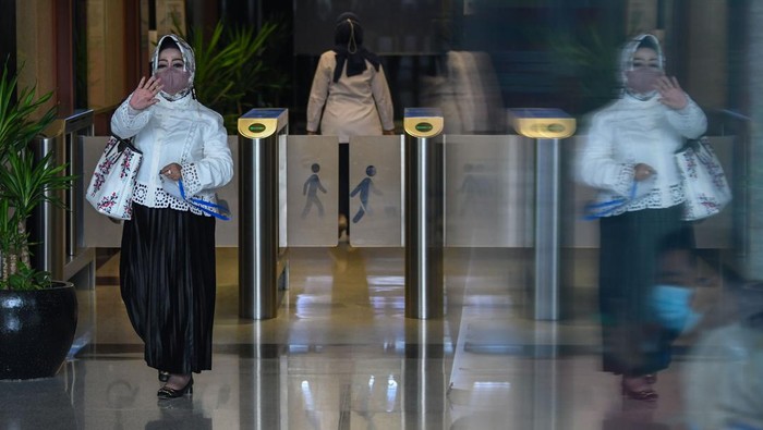 Kepala Dinas Kesehatan (Kadinkes) Provinsi Lampung Reihana berjalan usai menjalani klarifikasi Laporan Harta Kekayaan Penyelenggara Negara (LHKPN) di Gedung Merah Putih KPK, Jakarta, Senin (8/5/2023). Klarifikasi tersebut dilakukan karena LHKPN Reihana nyaris tidak berubah selama lima tahun terakhir dan diduga tidak sesuai dengan profil dirinya yang kerap bergaya hidup mewah serta mendapat sorotan masyarakat. ANTARA FOTO/Aditya Pradana Putra/rwa.