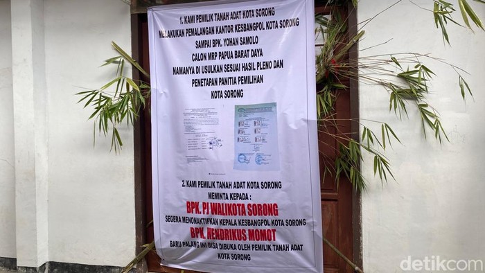 Kantor Kesbangpol Kota Sorong dipalang OTK.