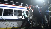 Pihak berwenang sedang menyelidiki apa yang menyebabkan kapal wisata itu terbalik di dekat pantai Thoovaltheeram di Tanur, sebuah kota pesisir di distrik Malappuram negara bagian Kerala.  
