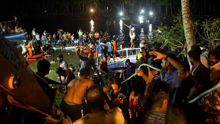 Kapal Wisata Terbalik di India, 22 Orang Tewas Rescue team members search for survivors after a boat capsized off the coastal town of Tanur in the Malappuram district of the southern state of Kerala, India, May 7, 2023. REUTERS/Stringer NO RESALES. NO ARCHIVES